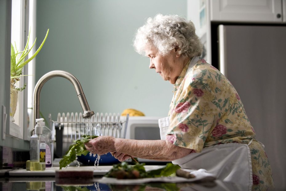 ¿Cómo prevenir accidentes en el adulto mayor en la cocina?