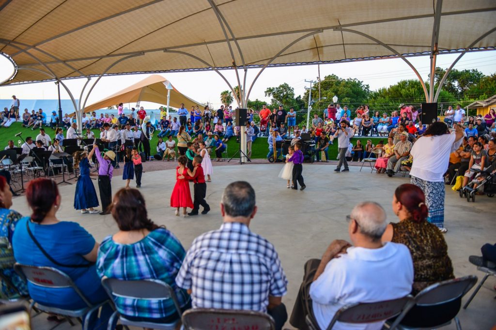 Los jueves de danzón son un programa social vigente únicamente en la Ciudad de México. 
