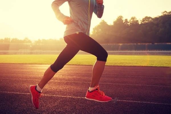 Se observa a una persona haciendo el ejercicio de correr lo cual puede alterar la frecuencia cardíaca