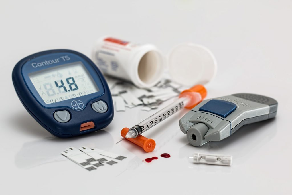 Se observa un glucometro, aparato sumamente immportante para los pacientes diabeticos