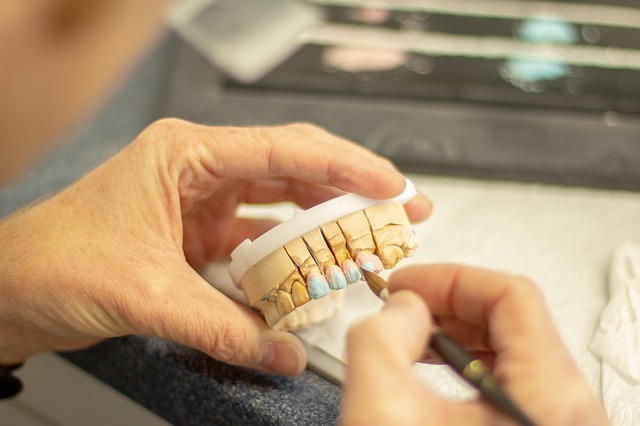 Prótesis dental para tratar problemas bucales en la vejez