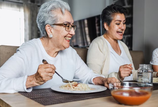 que debe incluir un menu semanal para un adulto mayor