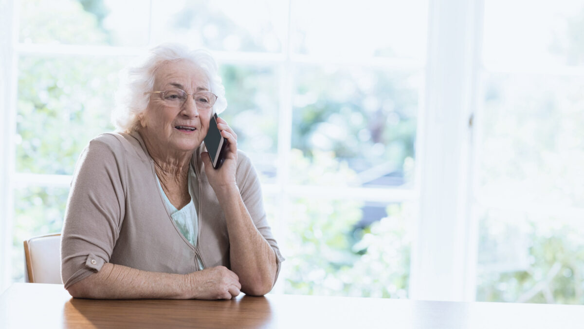Una llamada que combate la soledad en adultos mayores