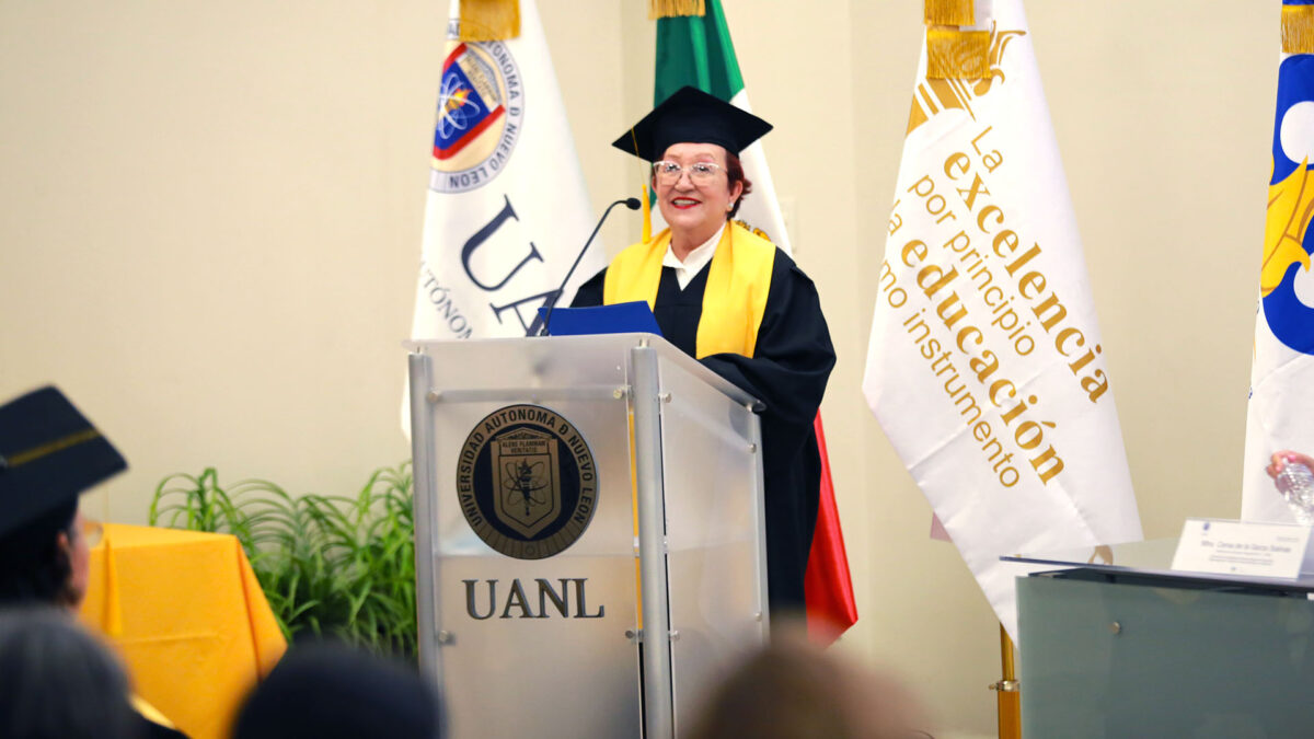 Graduarse después de los 60: así lo celebran en la UANL
