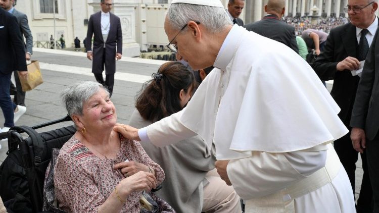 papa leon ayuda a los adultos mayores