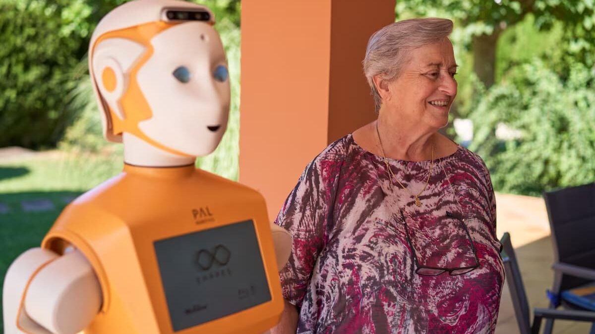 Reino Unido alerta sobre robots cuidadores de adultos mayores