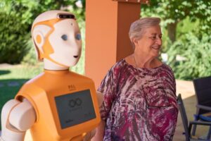 Reino Unido alerta sobre robots cuidadores de adultos mayores